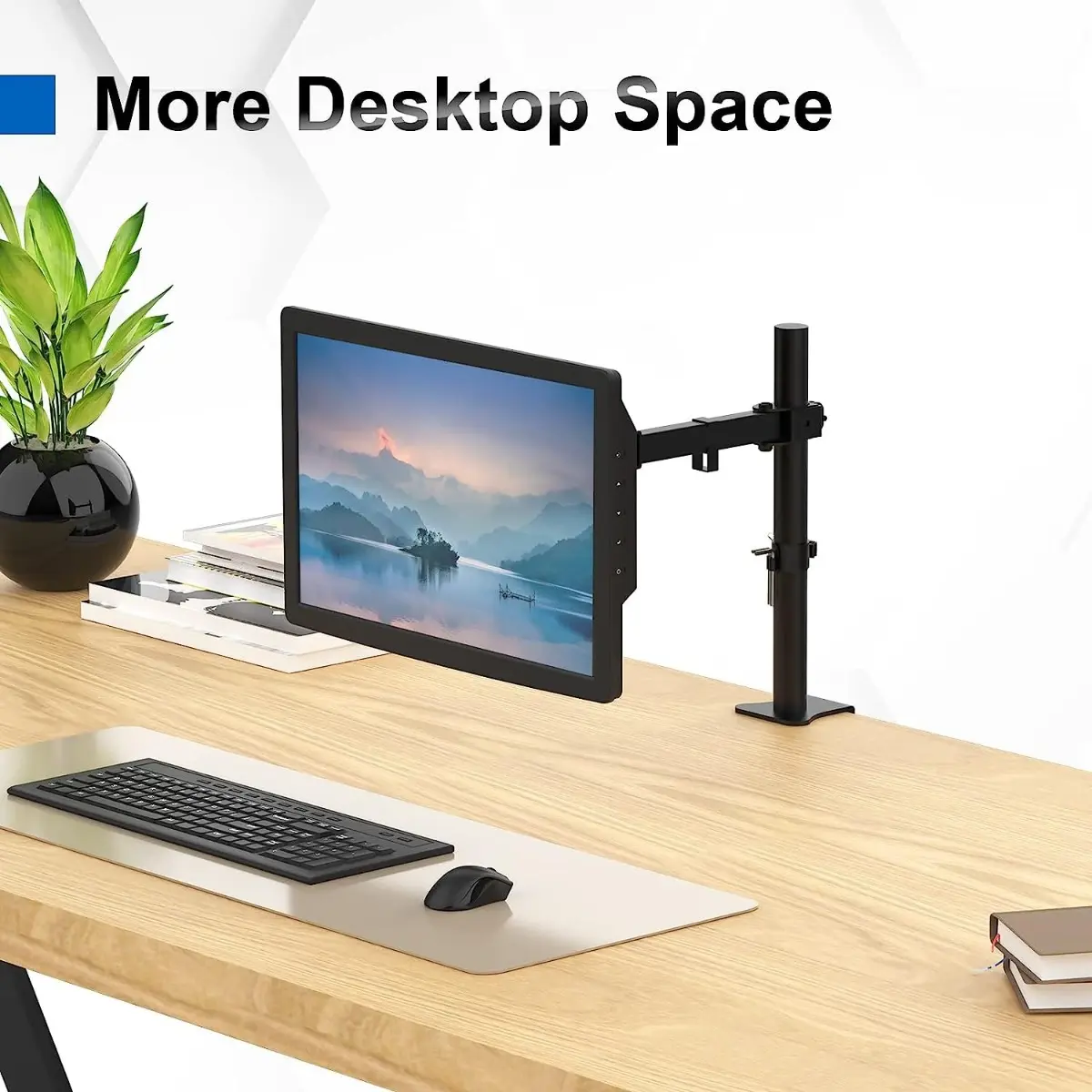 Soporte de escritorio negro para monitor de 15 a 30 pulgadas con brazo ajustable y base de sujeción, instalado en una mesa de madera clara.