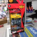 Set de 4 carros de juguete metálicos de Cars 3, incluye a Rayo McQueen, Dinoco, Jackson Storm y Mate, empacados verticalmente en caja de cartón roja.