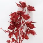 Set de flores navideñas rojas con acabado brillante en forma de rosa, ideal para arreglos y decoración festiva.