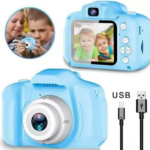 Cámara digital para niños azul brillante con pantalla trasera, lente frontal redonda y cable USB tipo C incluido.