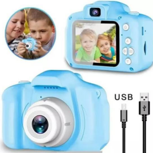 Cámara digital para niños azul brillante con pantalla trasera, lente frontal redonda y cable USB tipo C incluido.