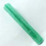 Rollo de malla decorativa color verde brillante con textura de rejilla, ideal para dar volumen a árboles navideños y decoraciones festivas.