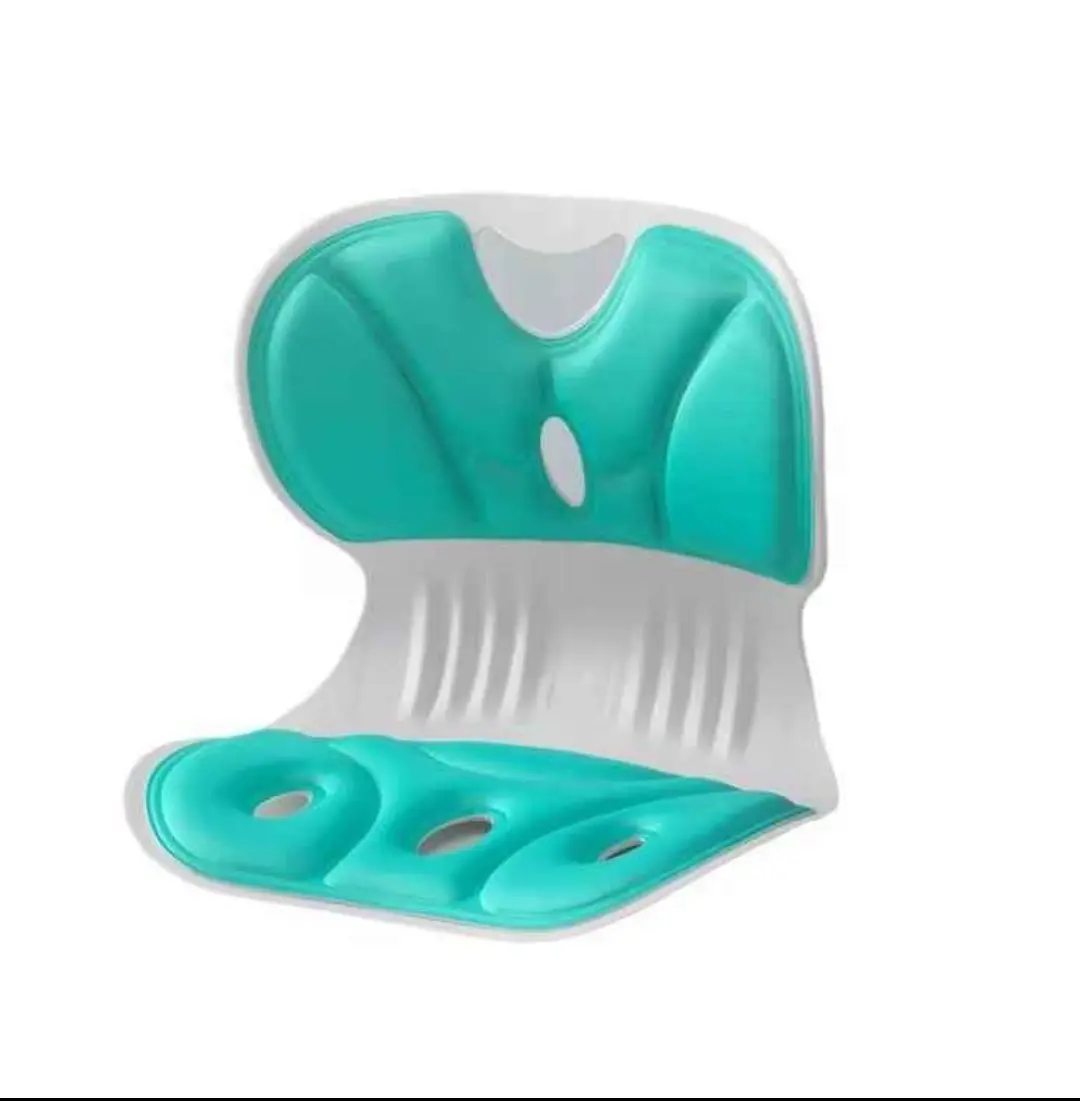 Cojín corrector ergonómico de postura color blanco con acolchado turquesa, diseño curvo envolvente, ranuras de ventilación y perforaciones para alivio lumbar y pélvico