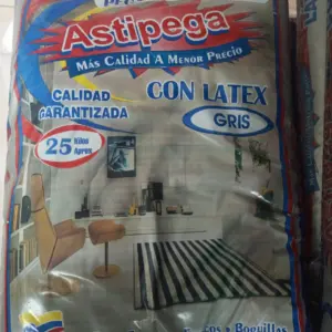 Bolsa de pegante cerámico gris con látex de 25 kg, marca Astipega, con diseño decorativo de sala en el frente.