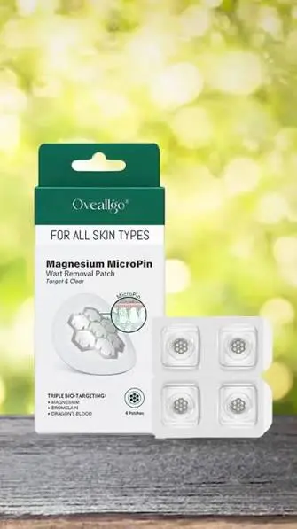 Caja verde y blanca de parches para verrugas con micropines de magnesio junto a un blíster transparente de cuatro unidades sobre superficie de madera.