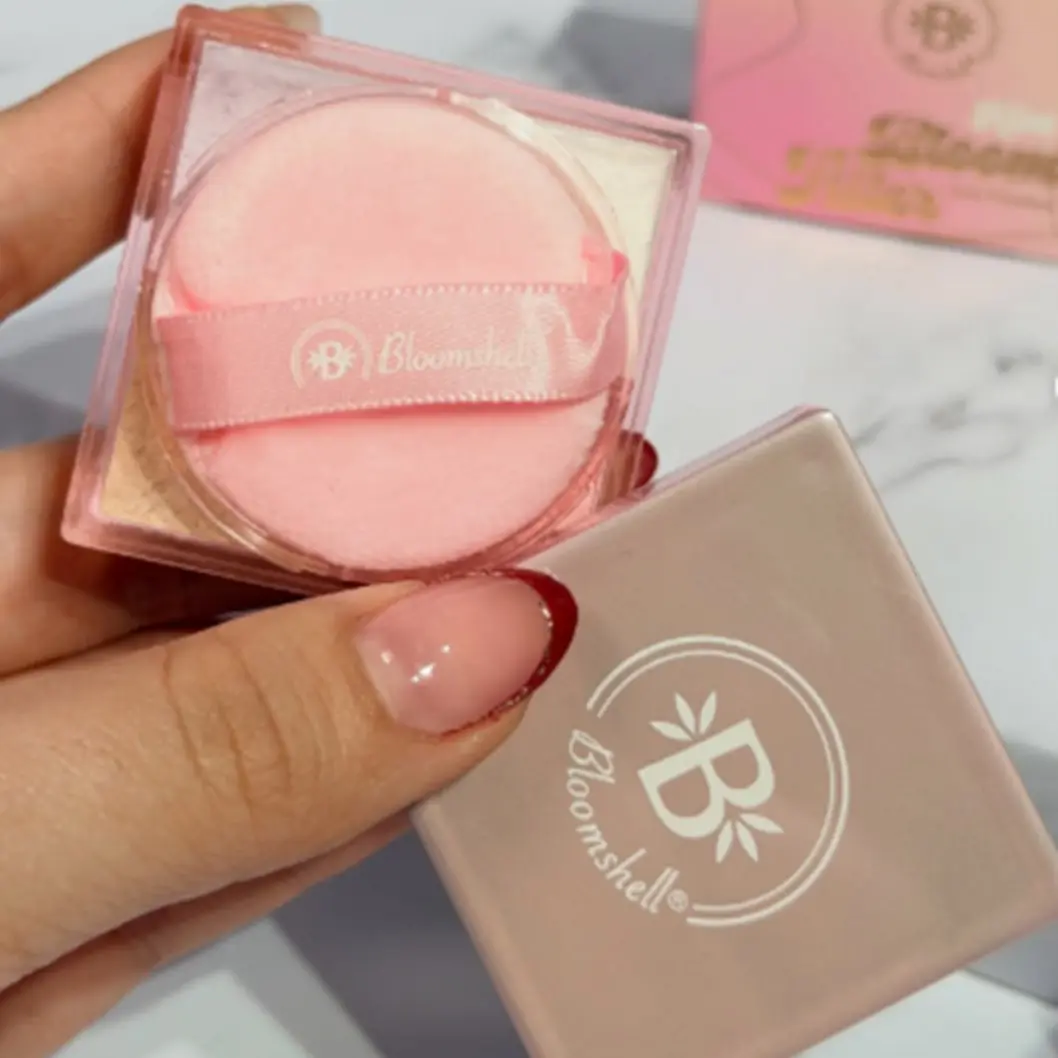 Polvo suelto Bloomshell Filter en estuche cuadrado rosa con borla suave para sellar maquillaje