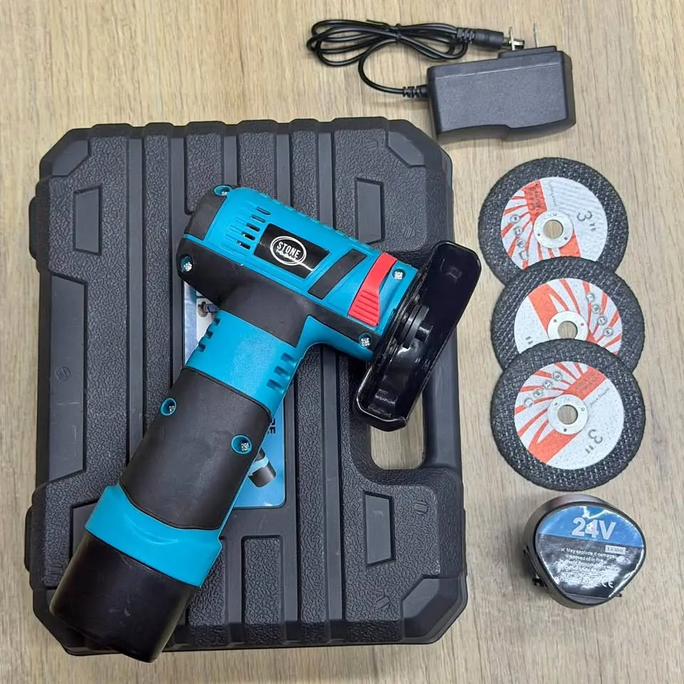 Pulidora inalámbrica azul y negra con estuche, cargador, tres discos de 3" y batería de 24V sobre fondo de madera.