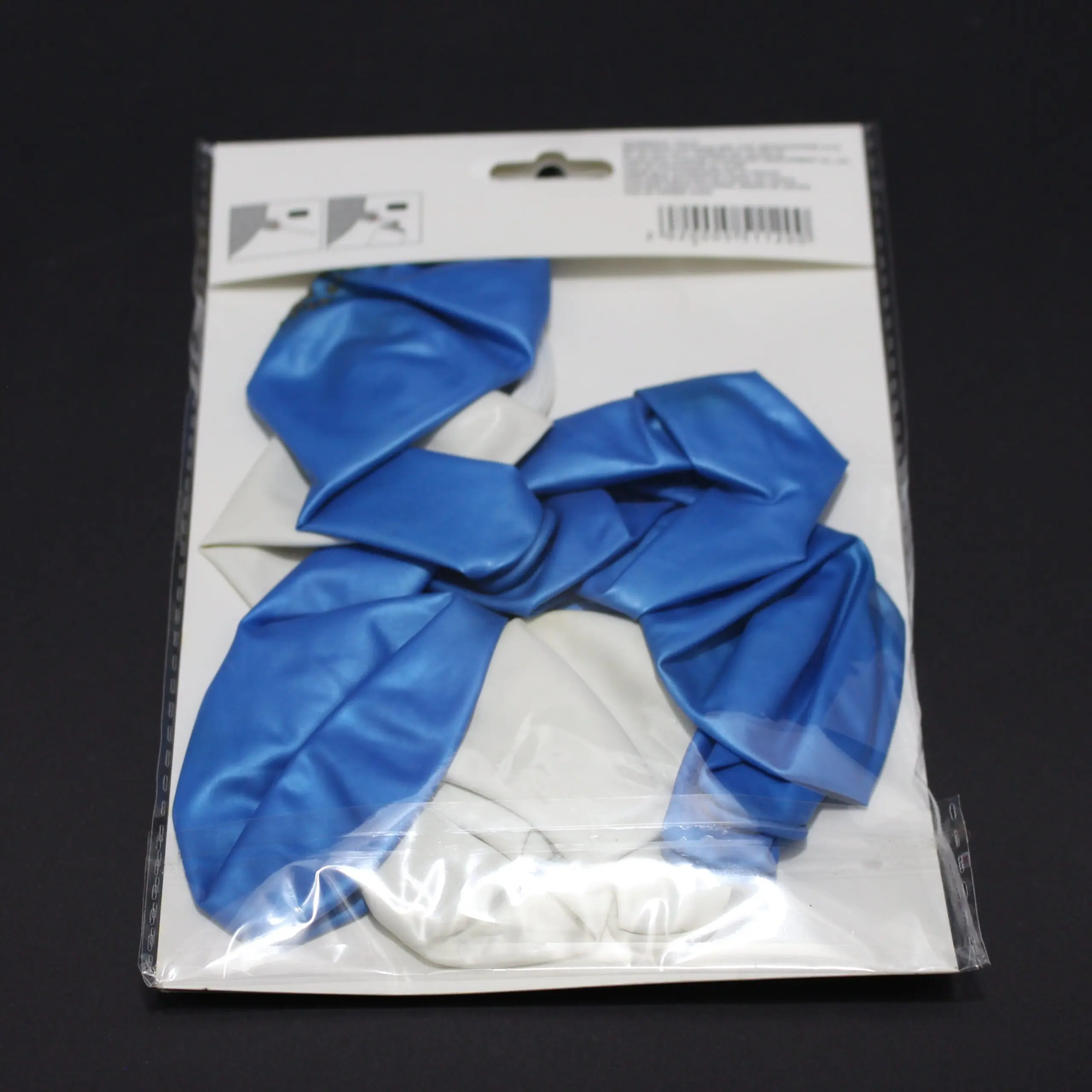 Set de globos de látex azul y blanco para revelación de género, contenidos en empaque de cartón y plástico transparente.
