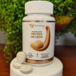 Frasco blanco de comprimidos masticables Melena de León NutraNova Labs de 60g, con tres tabletas redondas frente a una base sobre fondo de plantas.