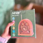 Mano sosteniendo caja verde de radio retro portátil con Bluetooth en acabado de madera y antena retráctil.
