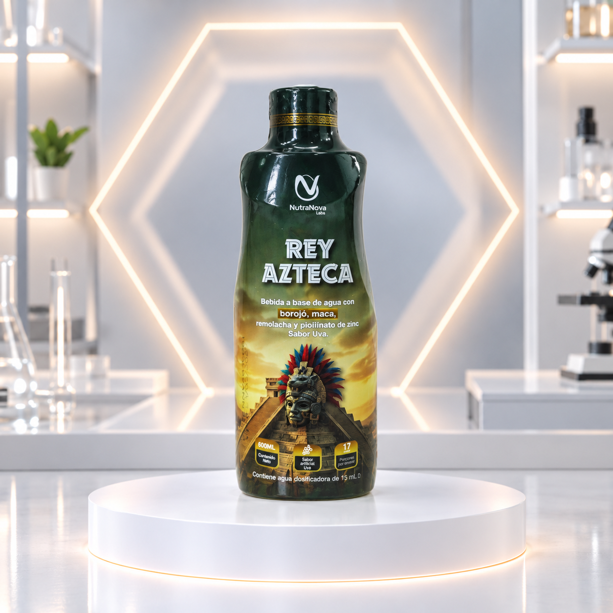 Botella verde oscuro de 500 mL de bebida funcional con diseño azteca en dorado y frutos, sobre pedestal blanco en laboratorio.