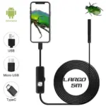 Cámara endoscópica con cable negro de 5 metros, conectores USB, Micro USB y Tipo C, conectada a un celular mostrando un insecto verde.