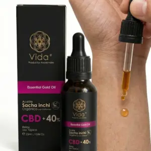Frasco de aceite de Sacha Inchi con CBD 40% de 25 ml junto a su caja, con un gotero aplicando una gota del producto sobre la piel para uso tópico.
