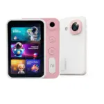 Smartphone infantil blanco con detalles rosas; muestra vista frontal con juegos, lateral con botones y trasera con cámara circular y flash.
