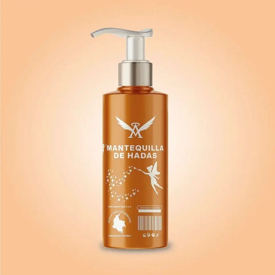Envase de Mantequilla de Hadas color ámbar brillante con dispensador de bomba gris, etiqueta con logotipo de alas, silueta de hada y estrellas blancas.