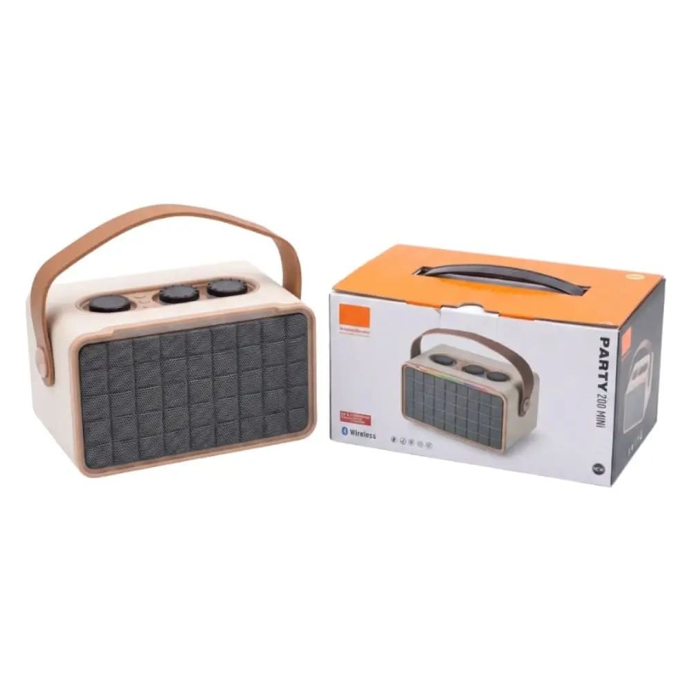 Parlante bluetooth portátil beige con asa marrón, rejilla frontal de tela cuadriculada, tres perillas superiores y su caja de empaque con diseño naranja.