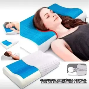Almohada cervical ergonómica blanca con gel azul superior y funda texturizada, mostrada en uso para soporte de cuello y columna.
