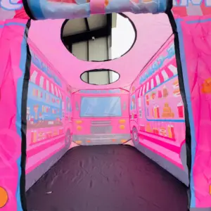 Carpa infantil plegable rosa con diseño de carrito de helados, ventanas circulares de malla y gráficos de postres en su interior.