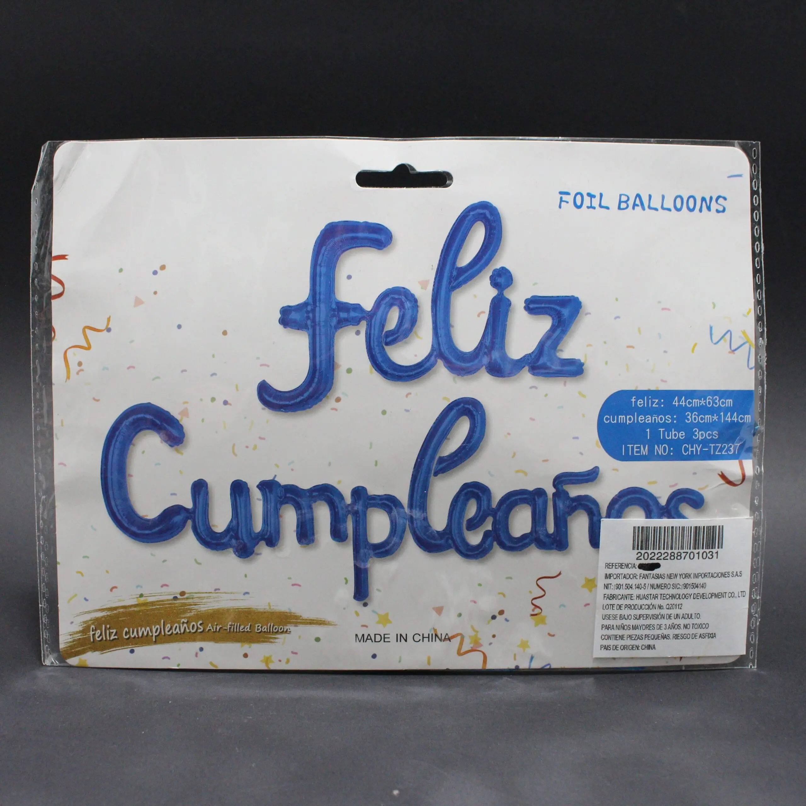 Globos metalizados azules con la frase "feliz Cumpleaños" en cursiva, empaque blanco con confeti y medidas de 44x45cm y 35x34cm.