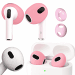 Fundas de silicona rosadas para AirPods, incluyen dos protectores para auriculares, un par instalado en estuche de carga y otro par de repuesto.