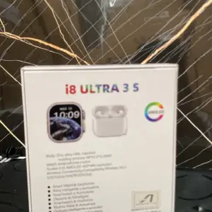 Empaque blanco del Smartwatch I8 Ultra 3S que incluye reloj con pantalla AMOLED y audífonos inalámbricos, con especificaciones técnicas impresas al dorso.