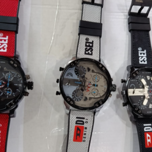 Tres modelos de reloj Diesel Mr Daddy con correas de lona en rojo, gris y negro, esferas grandes multifunción y diseño deportivo.