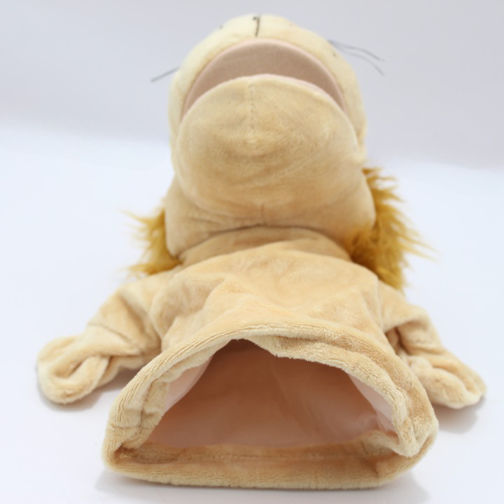 Títere de mano de peluche beige en ángulo inferior, mostrando boca abierta, textura suave y melena marrón.