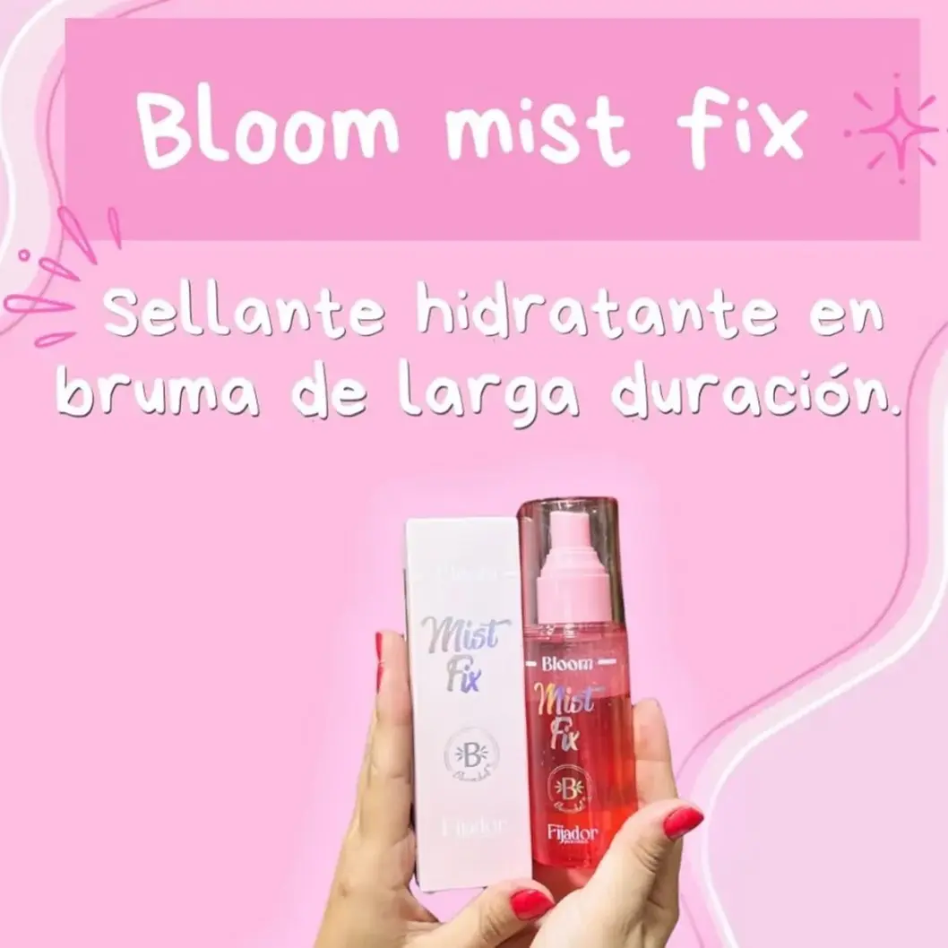 Mano con uñas rojas sostiene caja blanca y frasco transparente con spray de líquido rosado del fijador hidratante facial Bloomshell Mist Fix.