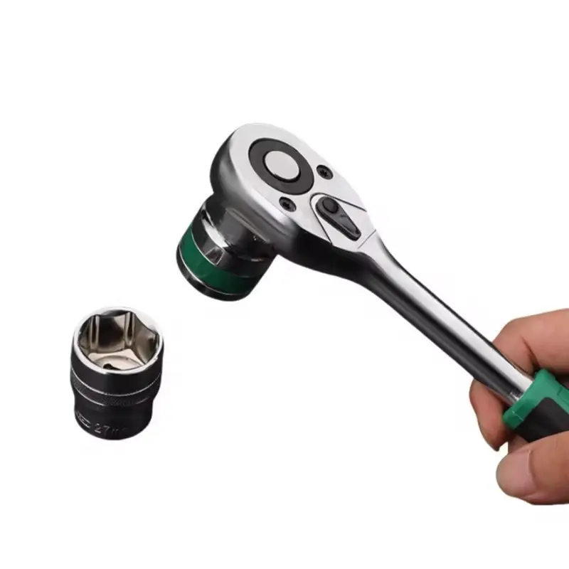 Matraca metálica con detalles verdes y mango ergonómico junto a una copa hexagonal, sostenida por una mano sobre fondo blanco.
