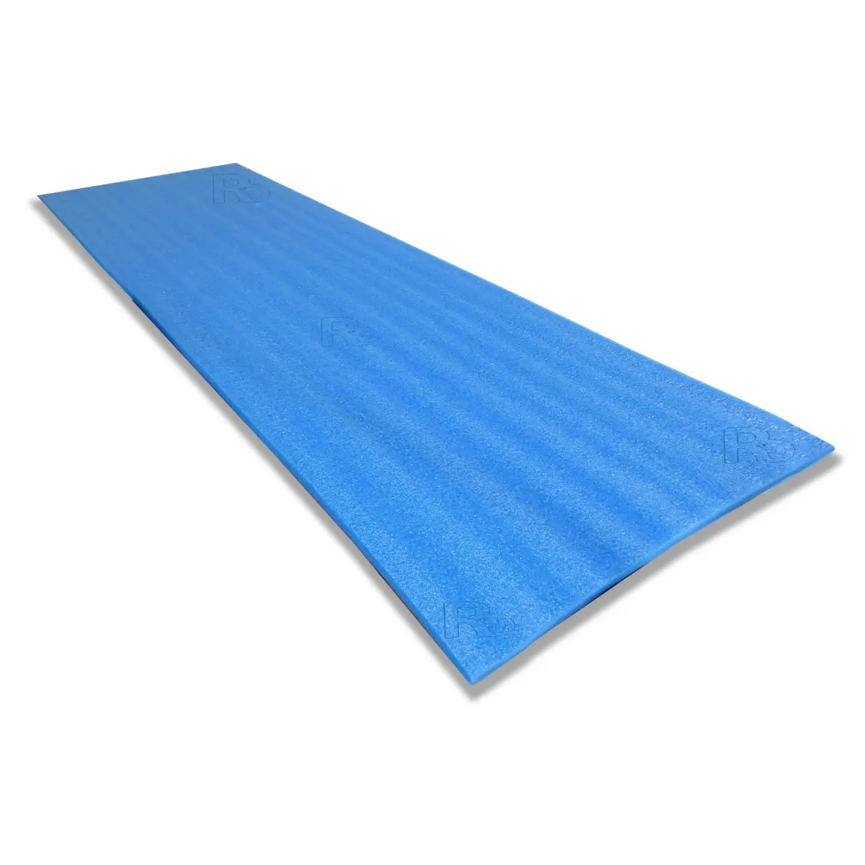 Colchoneta mat azul para yoga y ejercicio, superficie texturizada ranurada y diseño rectangular alargado en ángulo diagonal sobre fondo blanco.