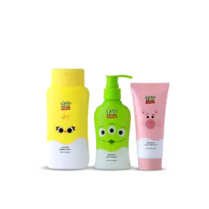 Kit capilar y corporal infantil Toy Story con tres envases: amarillo, dispensador verde con alien y tubo rosa con cerdito sobre fondo blanco.