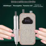 Torno eléctrico portátil rosa brillante para uñas con pantalla LED, bolígrafo pulidor y manos con manicura perfecta.