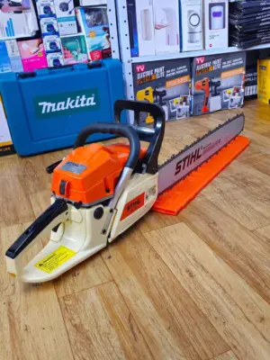Motosierra a gasolina Stihl con espada de 70 cm - Corta troncos gruesos y realiza podas exigentes