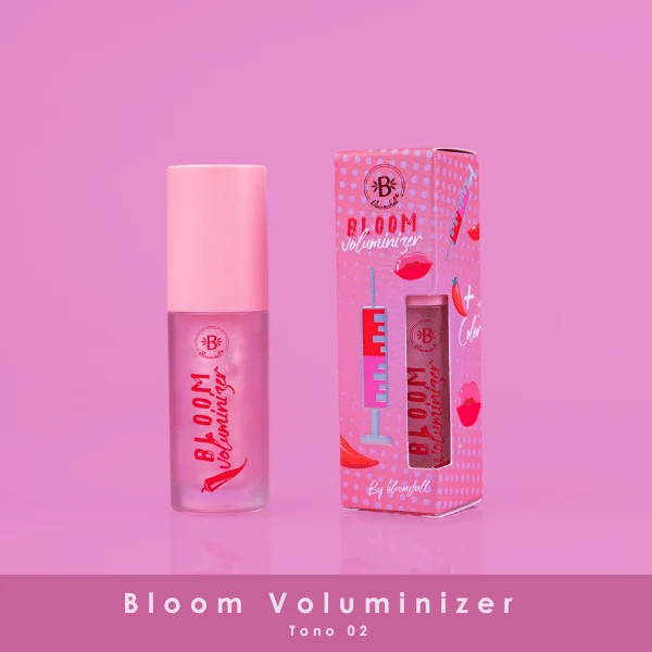 Voluminizador de labios Bloomshell Tono 02. Envase con tapa rosa y caja decorada con ilustraciones de labios y jeringas sobre fondo rosado.