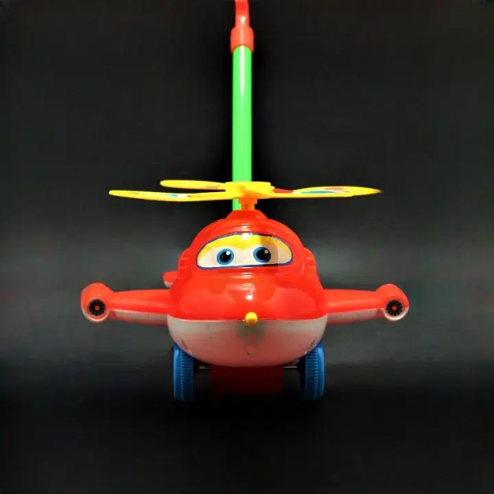 Andador de empuje para bebé en forma de avión rojo con hélice amarilla y bastón verde vertical para los primeros pasos.