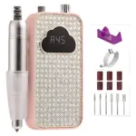 Torno eléctrico portátil para manicura rosa decorado con brillantes, pantalla digital, pieza de mano metálica y accesorios de limado y pulido incluidos.