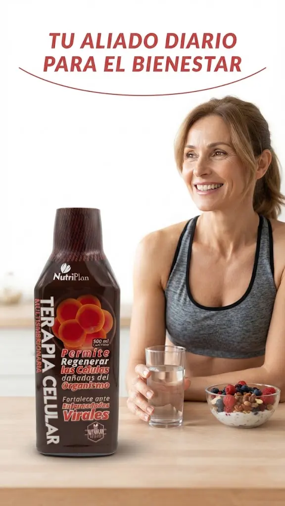Botella marrón de suplemento líquido Terapia Celular de 500 ml sobre mesa de madera junto a mujer sonriente con vaso de agua y tazón de frutos rojos.