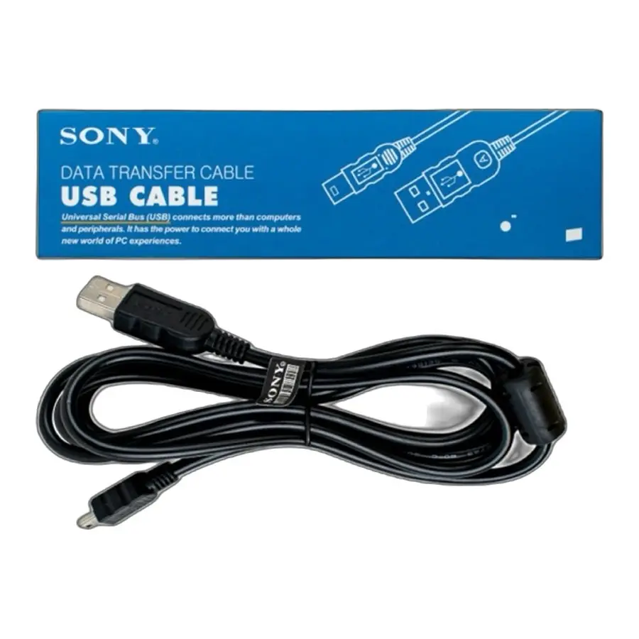 Cable USB Sony negro para transferencia de datos y carga, enrollado junto a su caja de empaque azul horizontal.