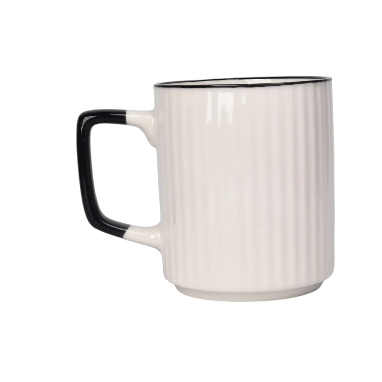 Mug de cerámica blanca acanalada con borde y asa negra, diseño cilíndrico texturizado.