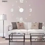 Reloj de pared adhesivo 3D grande en color blanco con números arábigos y manecillas metálicas, instalado sobre la pared de una sala moderna.