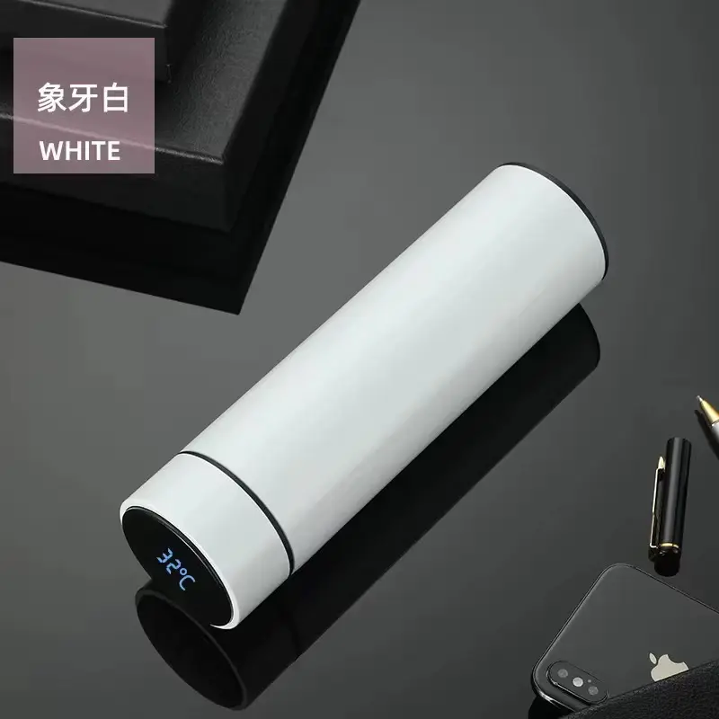 Termo de acero inoxidable color blanco marfil con pantalla LED que muestra 32°C, sobre superficie oscura reflectante.