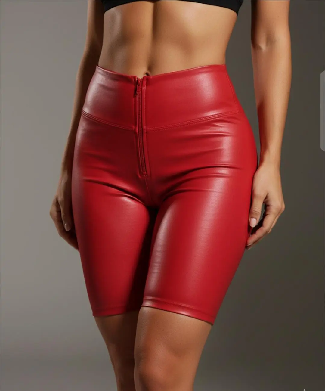 Biker shorts rojos de efecto cuero con tiro alto y cierre frontal para mujer.