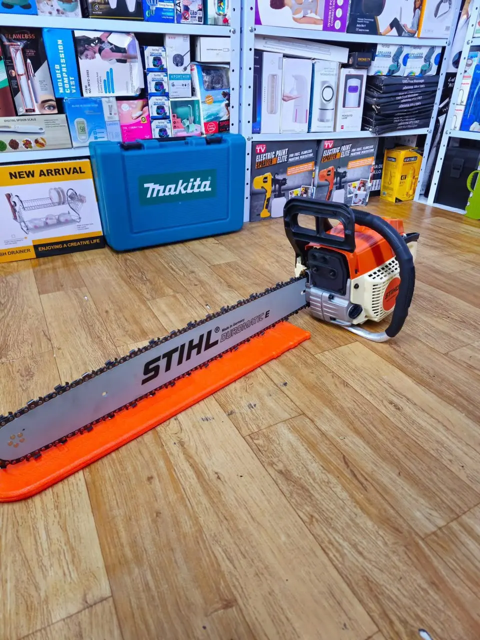 Motosierra a gasolina Stihl con espada de 70 cm - Corta troncos gruesos y realiza podas exigentes