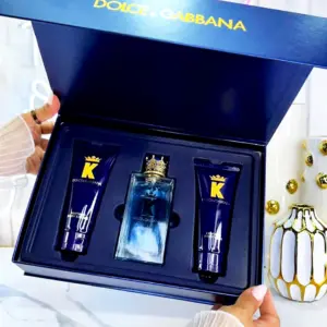 Kit de regalo K de Dolce & Gabbana en caja azul marino con perfume de tapa de corona dorada y dos envases azules con detalles en oro.
