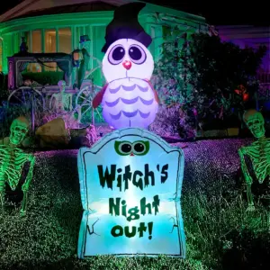 Inflable Halloween de 1.2M con búho morado con sombrero de bruja sobre lápida iluminada con texto "Witch's Night Out" y esqueletos laterales.