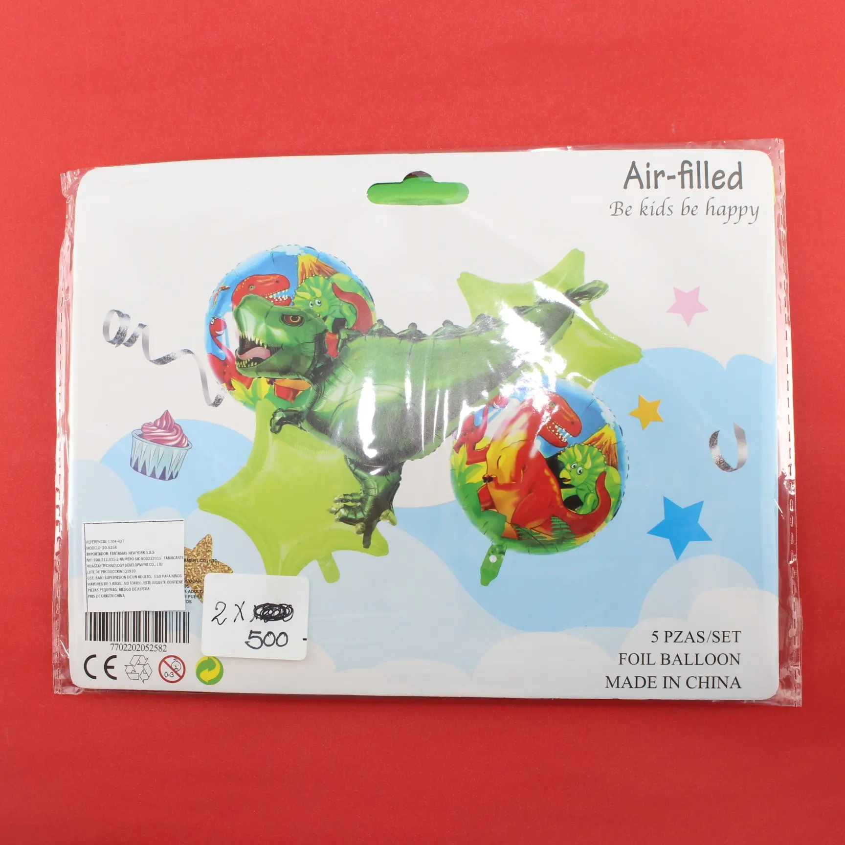 Set de 5 globos metalizados de dinosaurios verdes y coloridos para inflar con aire, en empaque con diseño de nubes sobre fondo rojo.
