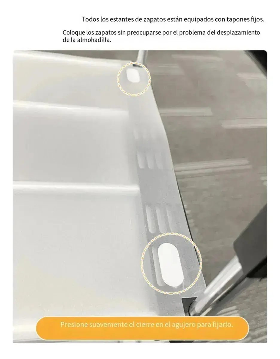 Detalle de estante blanco de zapatero con pestañas de fijación plásticas en estructura metálica para asegurar la bandeja.