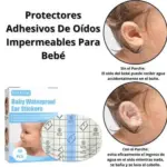 Caja azul de parches impermeables para oídos de bebé junto a una lámina adhesiva transparente aplicada en la oreja de un infante durante el baño.