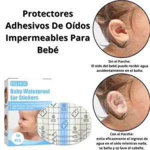 Caja azul de parches impermeables para oídos de bebé junto a una lámina adhesiva transparente aplicada en la oreja de un infante durante el baño.