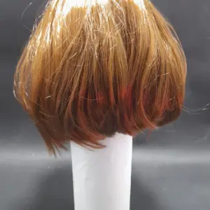 Peluca corta sintética café con puntas rojizas sobre soporte blanco, ideal para disfraces y caracterización.